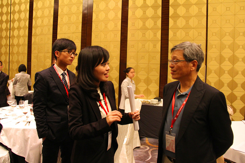 美国硅谷知名创业家陈五福先生与曾晨亲切交流 美国硅谷知名创业家陈五福先生与曾晨亲切交流